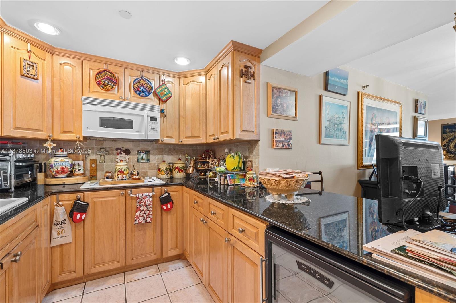 2401 Collins Avenue, Unit 1712 Miami Beach, FL 33140 - Photo 19 of 40