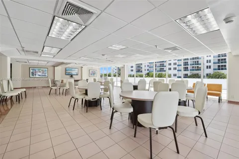 $610,000 | 2401 Collins Avenue, Unit 1712, Miami Beach, FL 33140