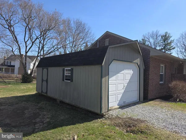 a view of a yard with a house