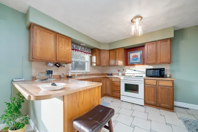 $180,000 | 719 Blenheim Drive, Rockford, IL 61108