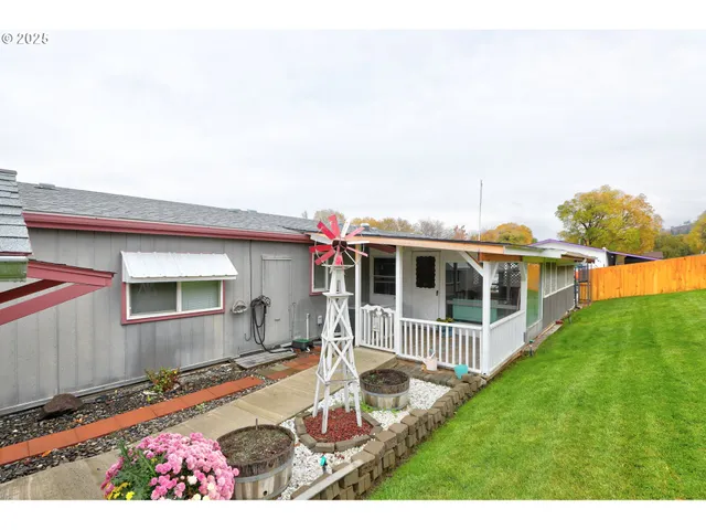 a view of a house with backyard and porch