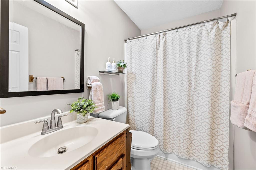 3603 Fieldview Road Pleasant Garden, NC 27313 - Photo 20 of 31 Additional hall bathroom with full tub & shower.
