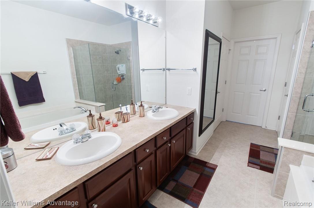 49788 Potomac Road Canton, MI 48188 - Photo 16 of 36 PotomacRd_49788_MasterBath_02.jpg