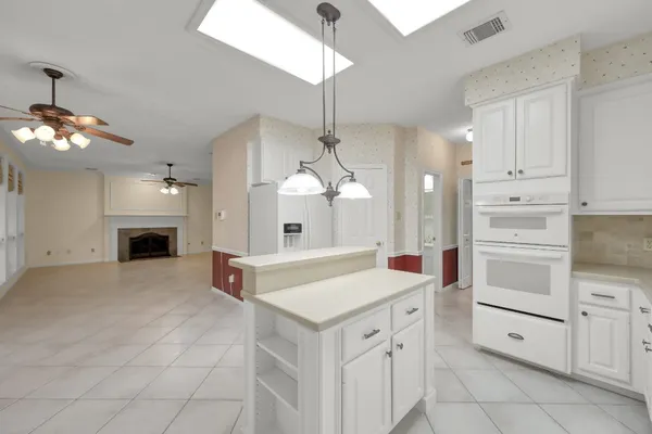 $570,000 | 92 South Bonneymead Circle, The Woodlands, TX 77381