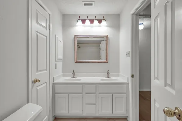 $570,000 | 92 South Bonneymead Circle, The Woodlands, TX 77381