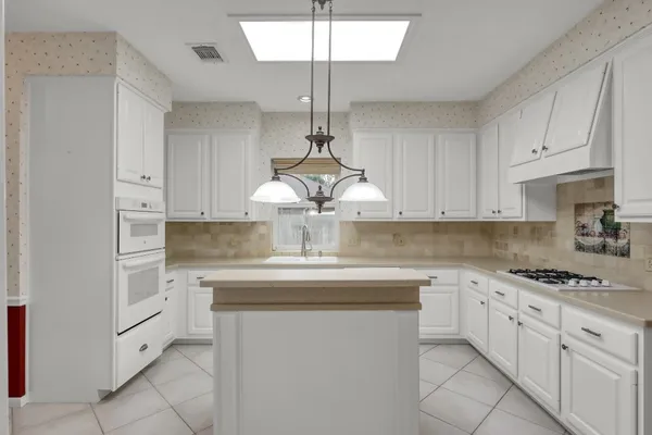 $570,000 | 92 South Bonneymead Circle, The Woodlands, TX 77381