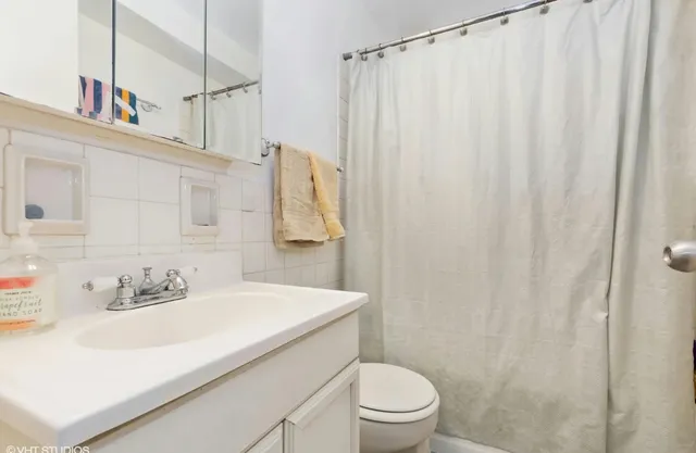 $3,300 | 3950 North Lake Shore Drive, Unit 1428, Chicago, IL 60613