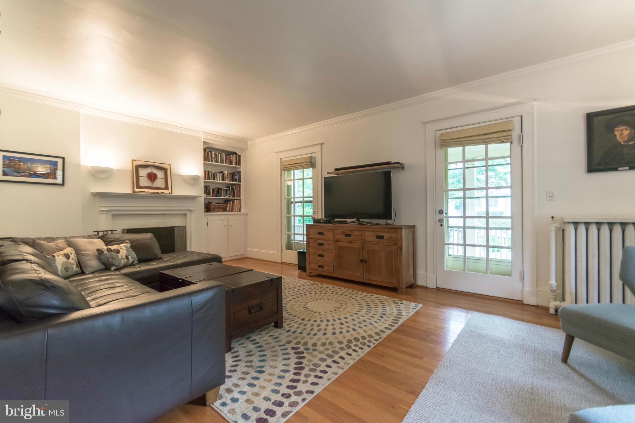 4106 Roland Avenue Baltimore, MD 21211 - Photo 12 of 23 Living Room