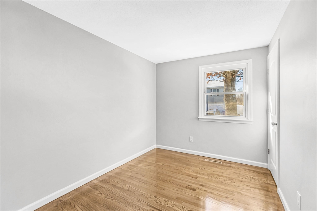 207 Lamont Street Springfield, MA 01119 - Photo 14 of 42