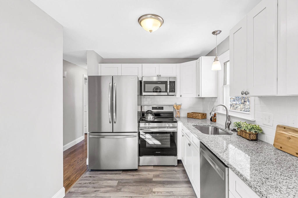 207 Lamont Street Springfield, MA 01119 - Photo 3 of 42
