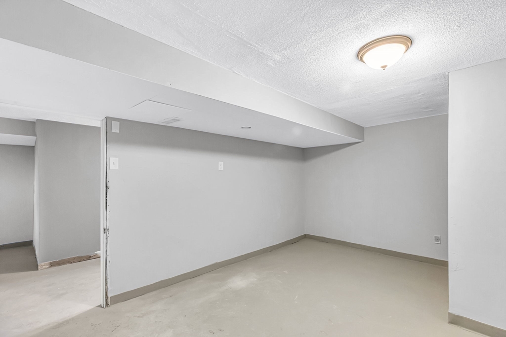 207 Lamont Street Springfield, MA 01119 - Photo 32 of 42