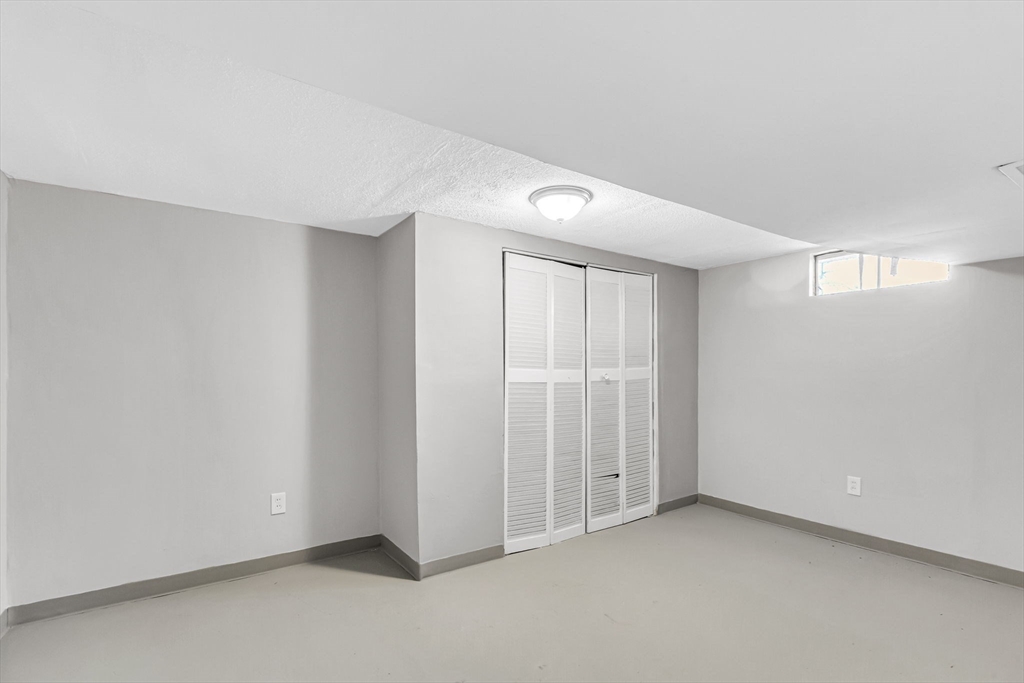 207 Lamont Street Springfield, MA 01119 - Photo 33 of 42