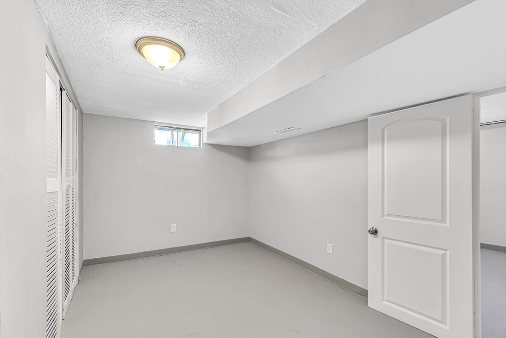 207 Lamont Street Springfield, MA 01119 - Photo 34 of 42