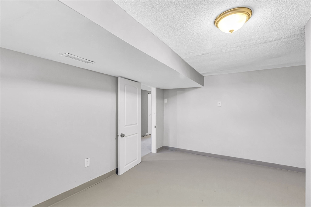 207 Lamont Street Springfield, MA 01119 - Photo 35 of 42