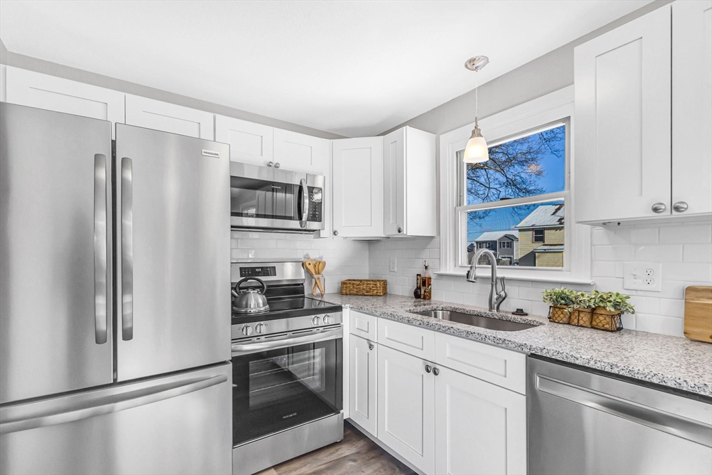 207 Lamont Street Springfield, MA 01119 - Photo 5 of 42