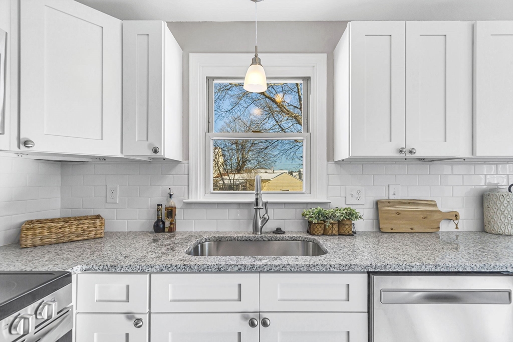 207 Lamont Street Springfield, MA 01119 - Photo 6 of 42