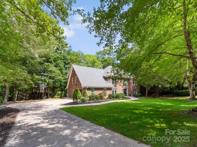 a view of a yard in front of a house