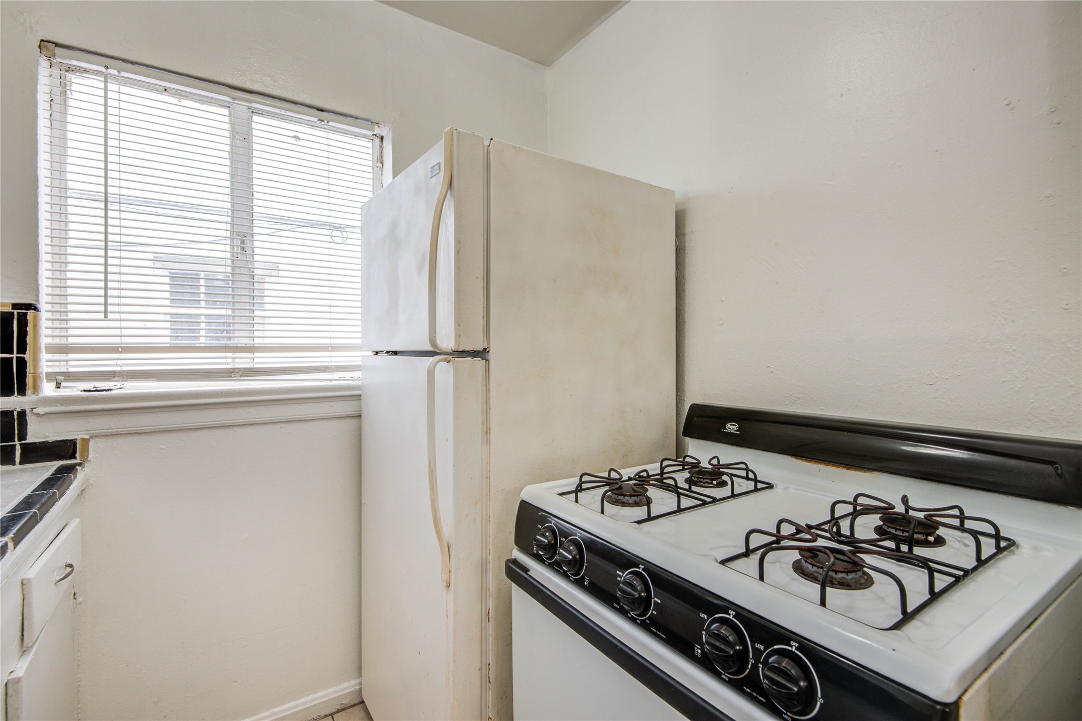 1828 West Main Street, Unit 1 Houston, TX 77098 - Photo 18 of 20 a kitchen with a stove and a refrigerator