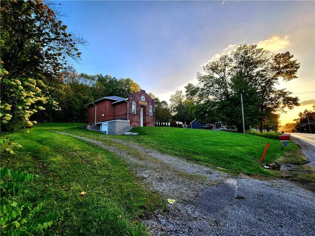 a view of a house with backyard