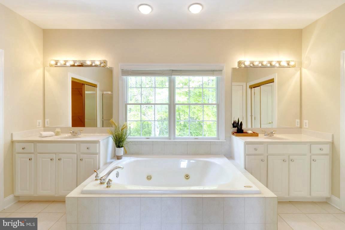 1602 Rabbit Foot Clover Court Annapolis, MD 21401 - Photo 39 of 59 Ensuite Dual Vanity Luxe Bath . Spa Tub