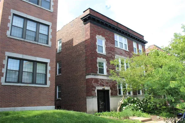 $2,600 | 6318 South Rosebury Avenue, Unit B, St. Louis, MO 63105