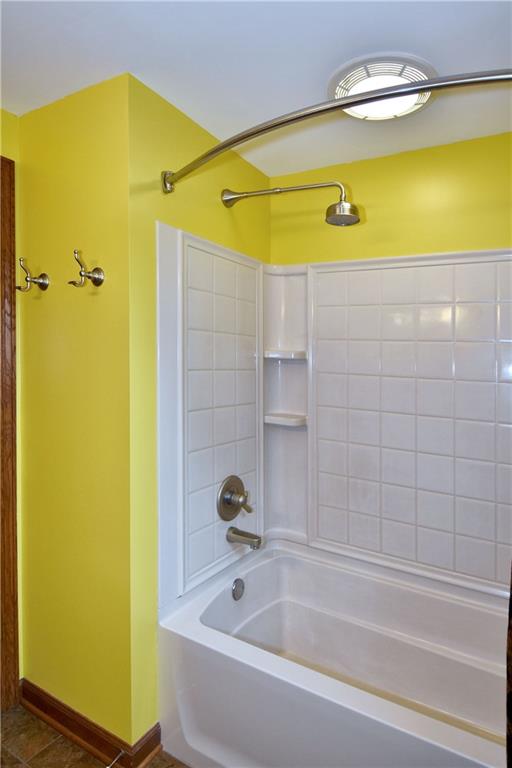 1585 Bellmonte Road Pittsburgh, PA 15237 - Photo 11 of 24 Tub/Shower combo in hall bath.