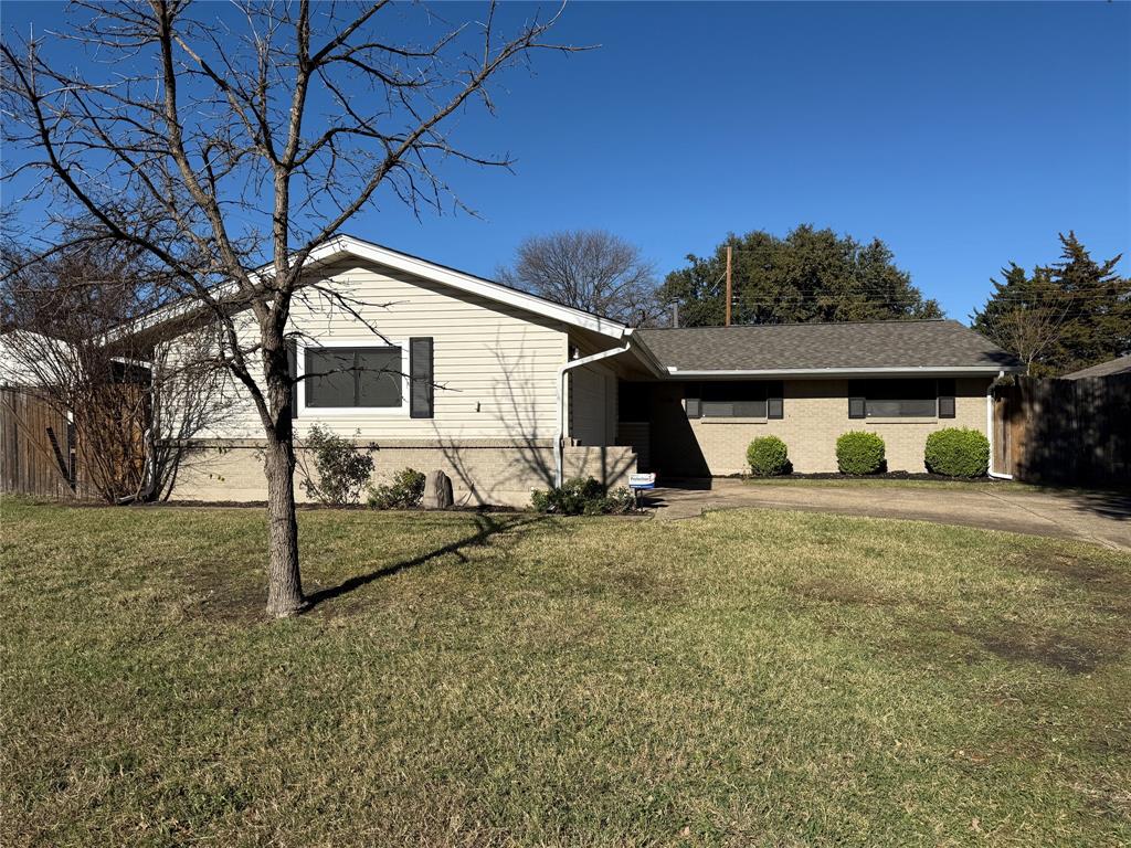 a view of a house with backyard and trees