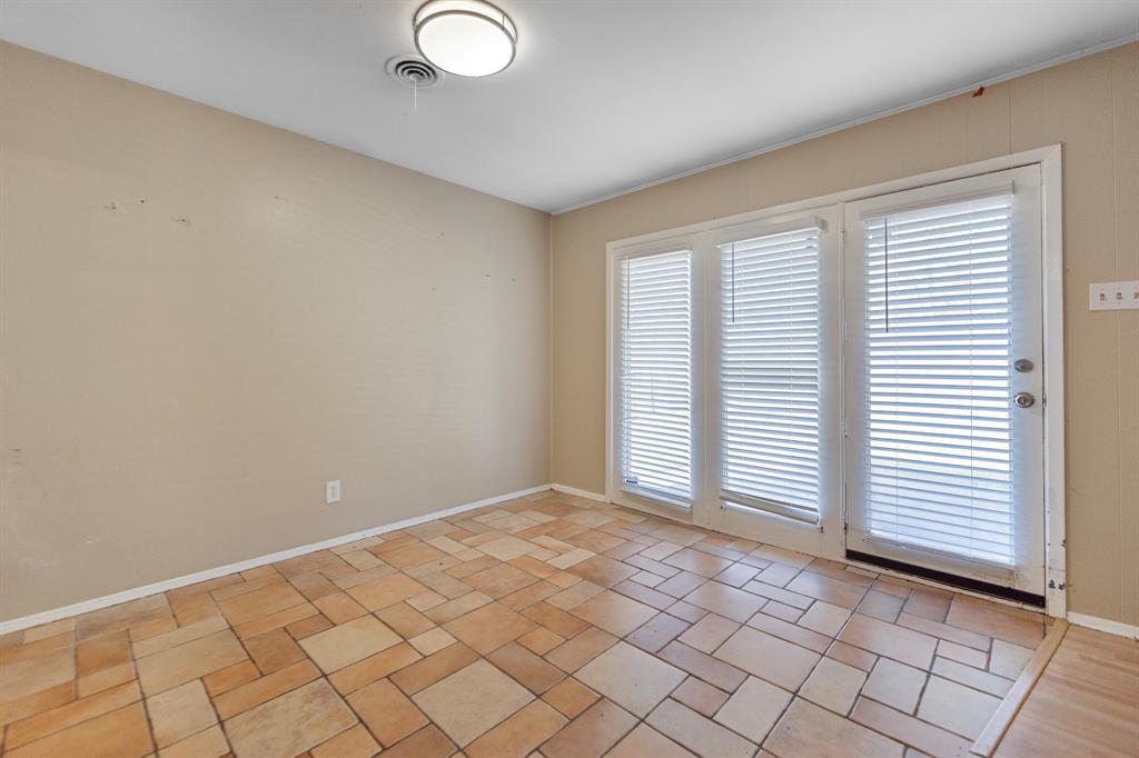 518 Worcester Way Richardson, TX 75080 - Photo 11 of 35 an empty room with windows