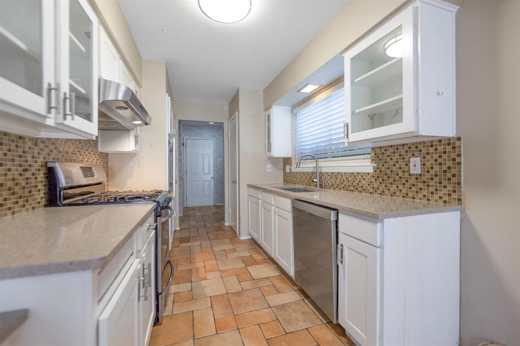 518 Worcester Way Richardson, TX 75080 - Photo 12 of 35 a kitchen with granite countertop a sink and a stove