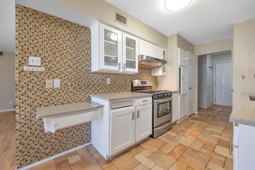 518 Worcester Way Richardson, TX 75080 - Photo 13 of 35 a kitchen with a cabinets and a stove top oven