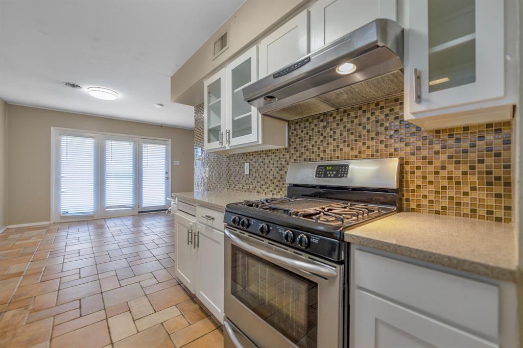 518 Worcester Way Richardson, TX 75080 - Photo 14 of 35 a kitchen with a stove and a sink