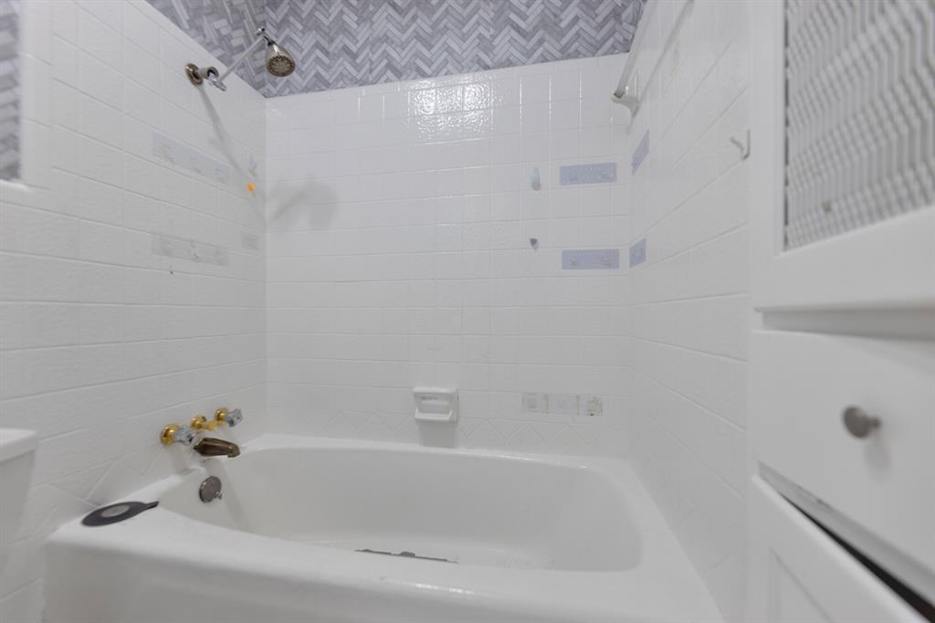 518 Worcester Way Richardson, TX 75080 - Photo 18 of 35 a bathroom with a bathtub