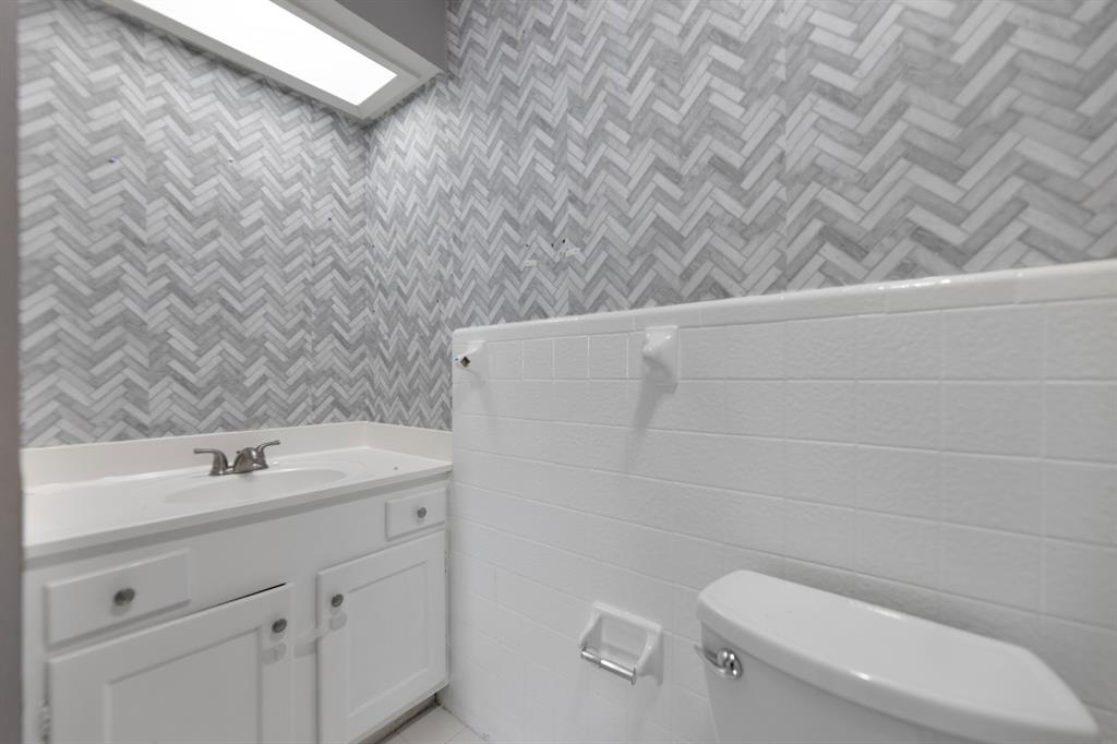 518 Worcester Way Richardson, TX 75080 - Photo 19 of 35 a bathroom with a toilet sink and mirror