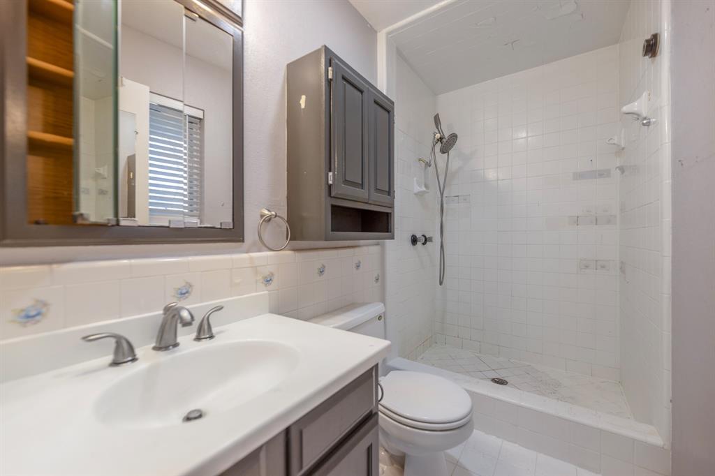 518 Worcester Way Richardson, TX 75080 - Photo 27 of 35 a bathroom with a sink a toilet and shower