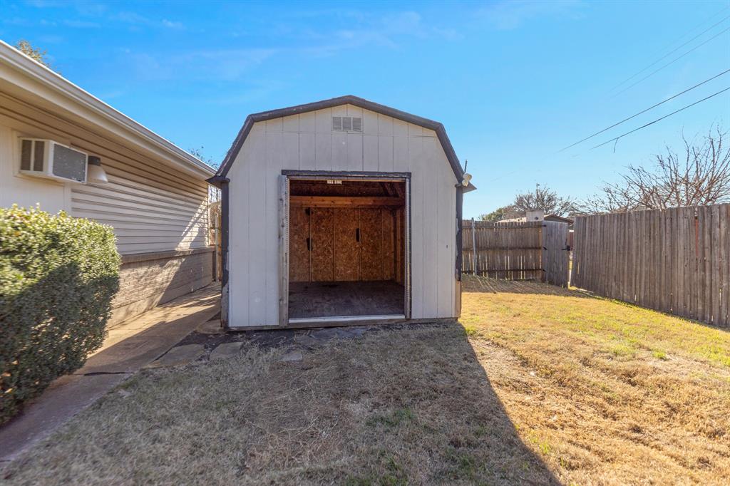 518 Worcester Way Richardson, TX 75080 - Photo 30 of 35 a view of a backyard of the house