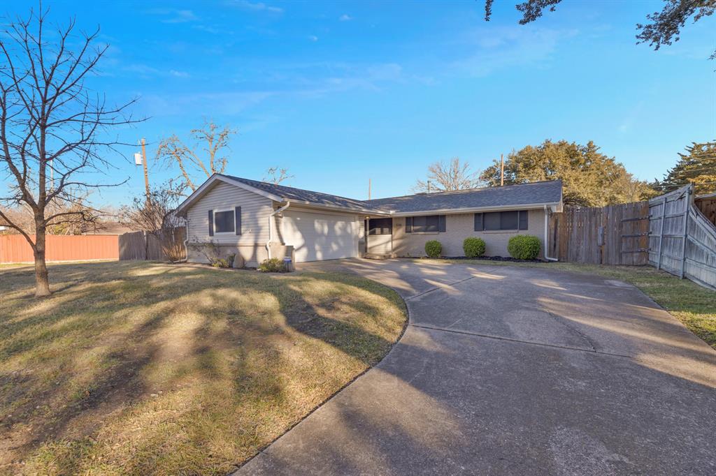 518 Worcester Way Richardson, TX 75080 - Photo 3 of 35 a front view of a house with a yard