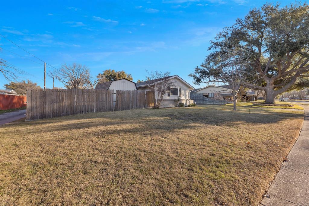 518 Worcester Way Richardson, TX 75080 - Photo 4 of 35 a backyard of a house with table and chairs