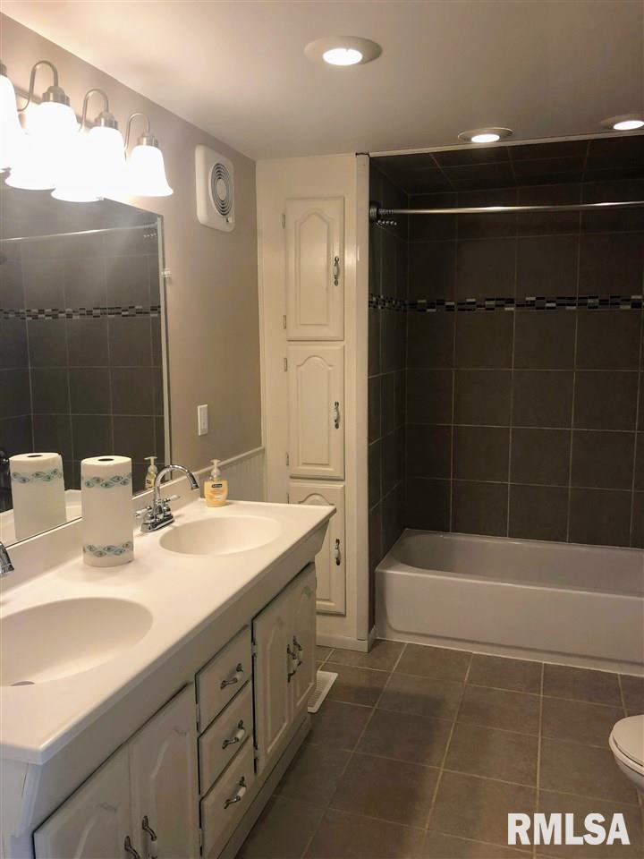 432 West Chestnut Street Canton, IL 61520 - Photo 18 of 26 Gallery Image 18