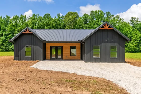 $349,900 | 2757 Lick Creek Road, Linden, TN 37096
