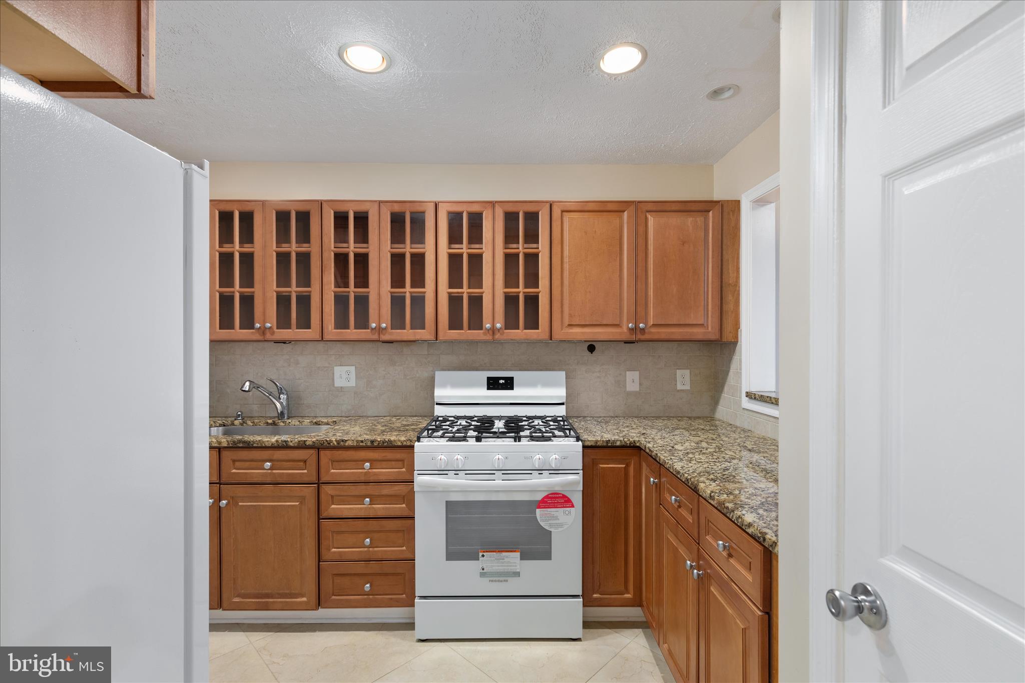10110 Oakton Terrace Road, Unit 10110 Oakton, VA 22124 - Photo 5 of 27 Updated Kitchen