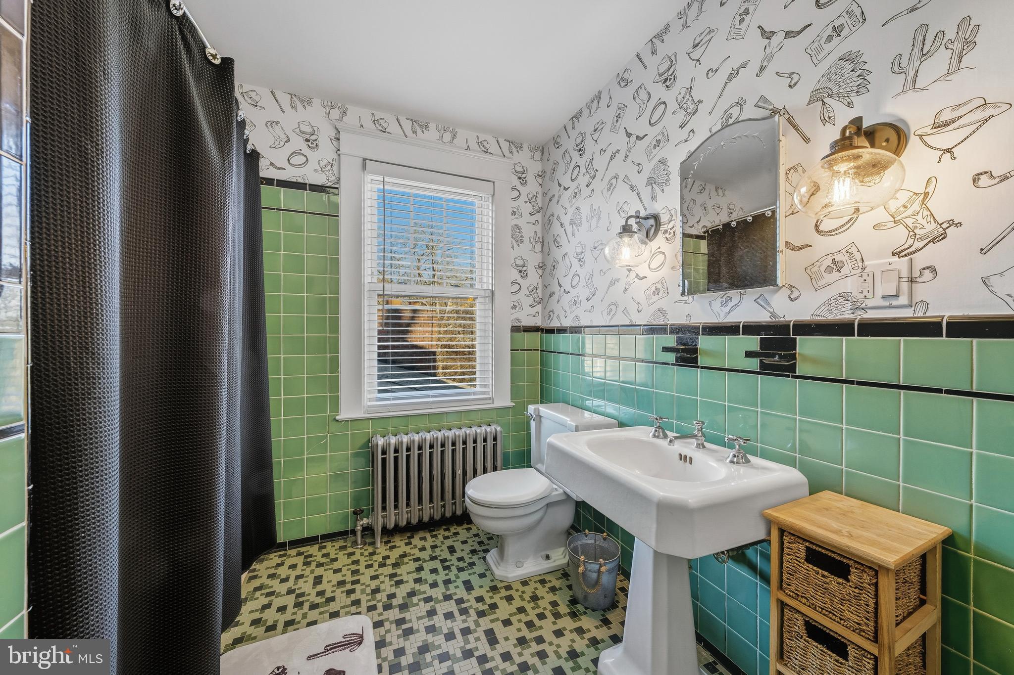 19209 Croom Road Brandywine, MD 20613 - Photo 43 of 95 a bathroom with a sink toilet and shower curtain