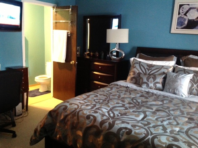 10433 Dearlove Road, Unit 5 Glenview, IL 60025 - Photo 6 of 10 a bedroom with a bed and a lamp on dresser