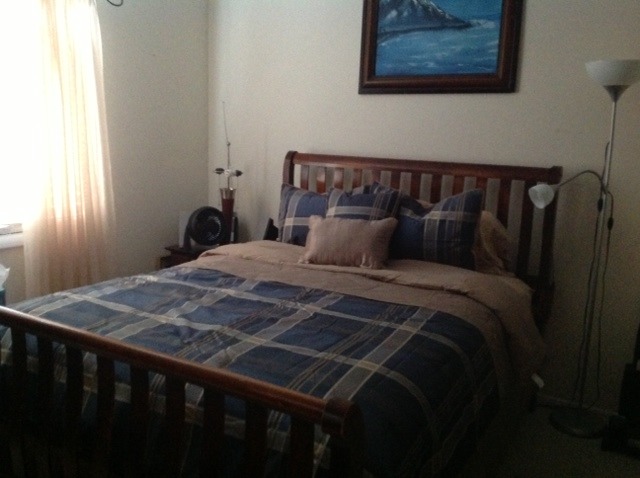 10433 Dearlove Road, Unit 5 Glenview, IL 60025 - Photo 8 of 10 a bedroom with a bed and window