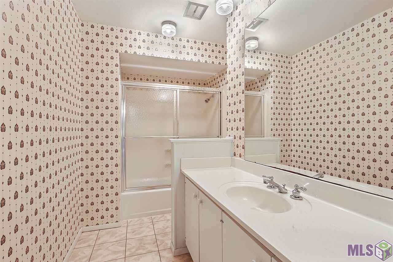 368 Court Street Baton Rouge, LA 70810 - Photo 11 of 15 GUEST BATH