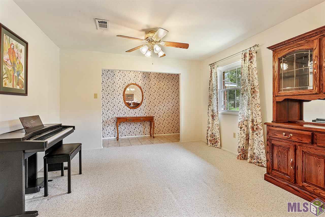 368 Court Street Baton Rouge, LA 70810 - Photo 4 of 15 Living Room leading into Foyer