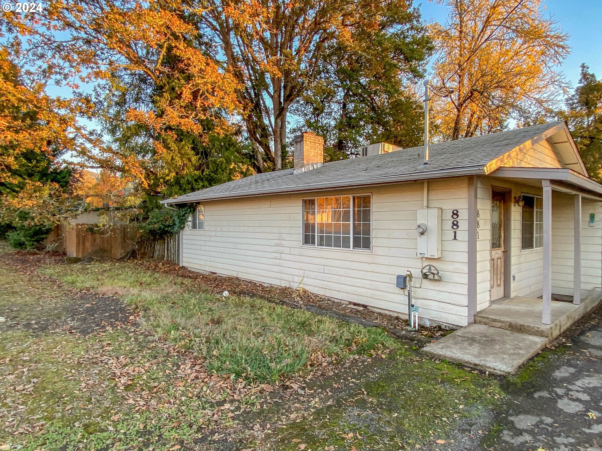 a view of a house with a yard