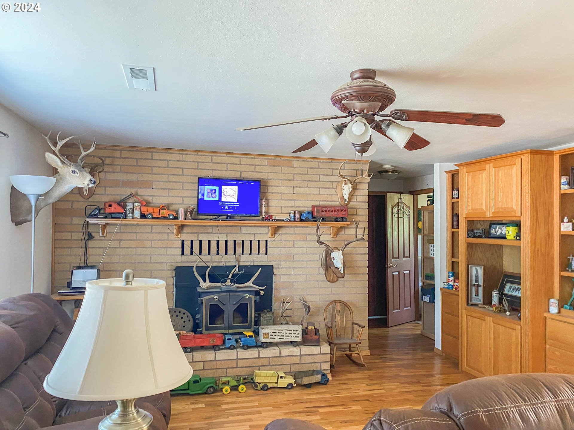 881 Northeast Newton Creek Road Roseburg, OR 97470 - Photo 3 of 11 a room with furniture and a chandelier