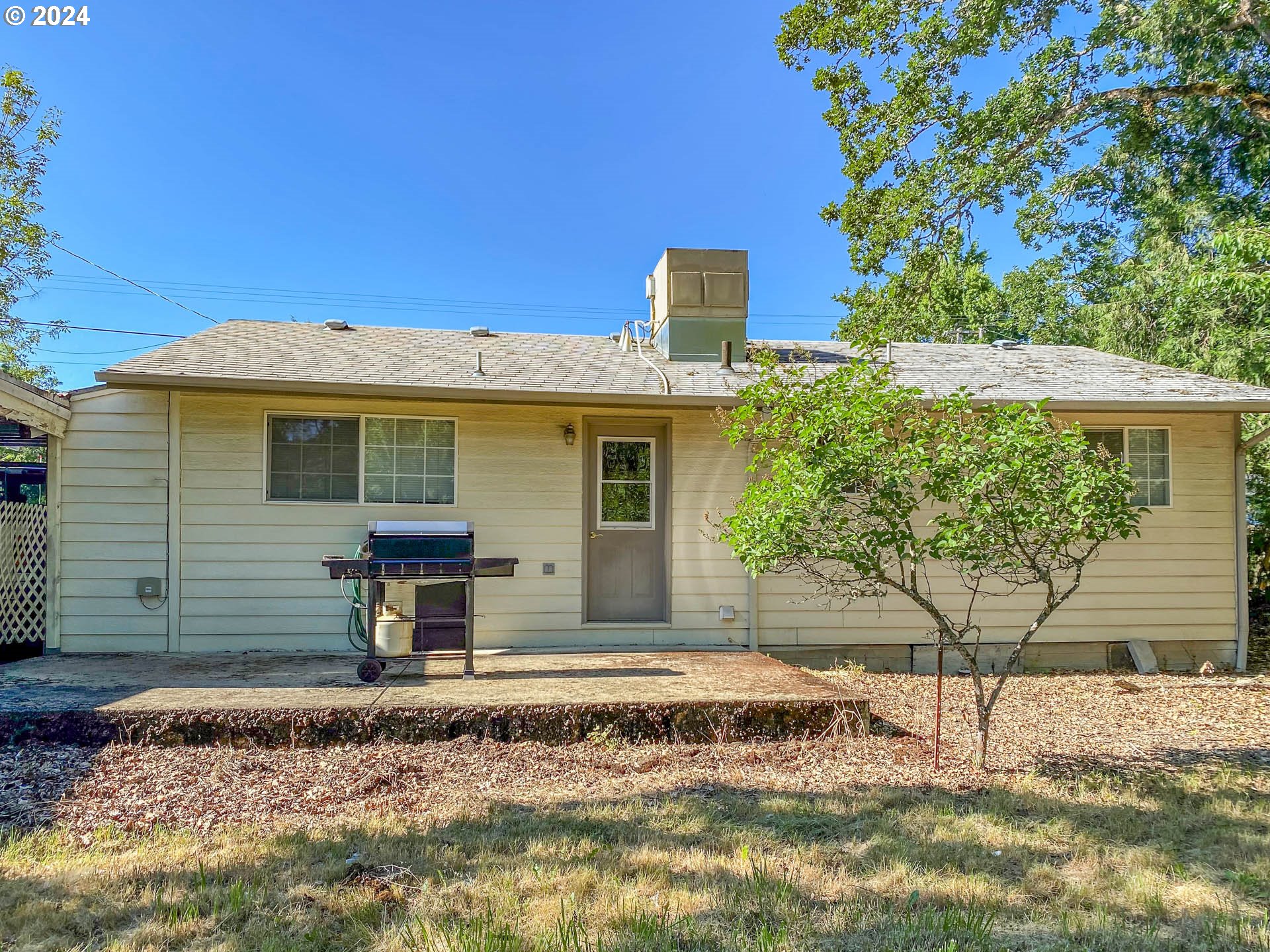 881 Northeast Newton Creek Road Roseburg, OR 97470 - Photo 8 of 11 a front view of a house with a yard