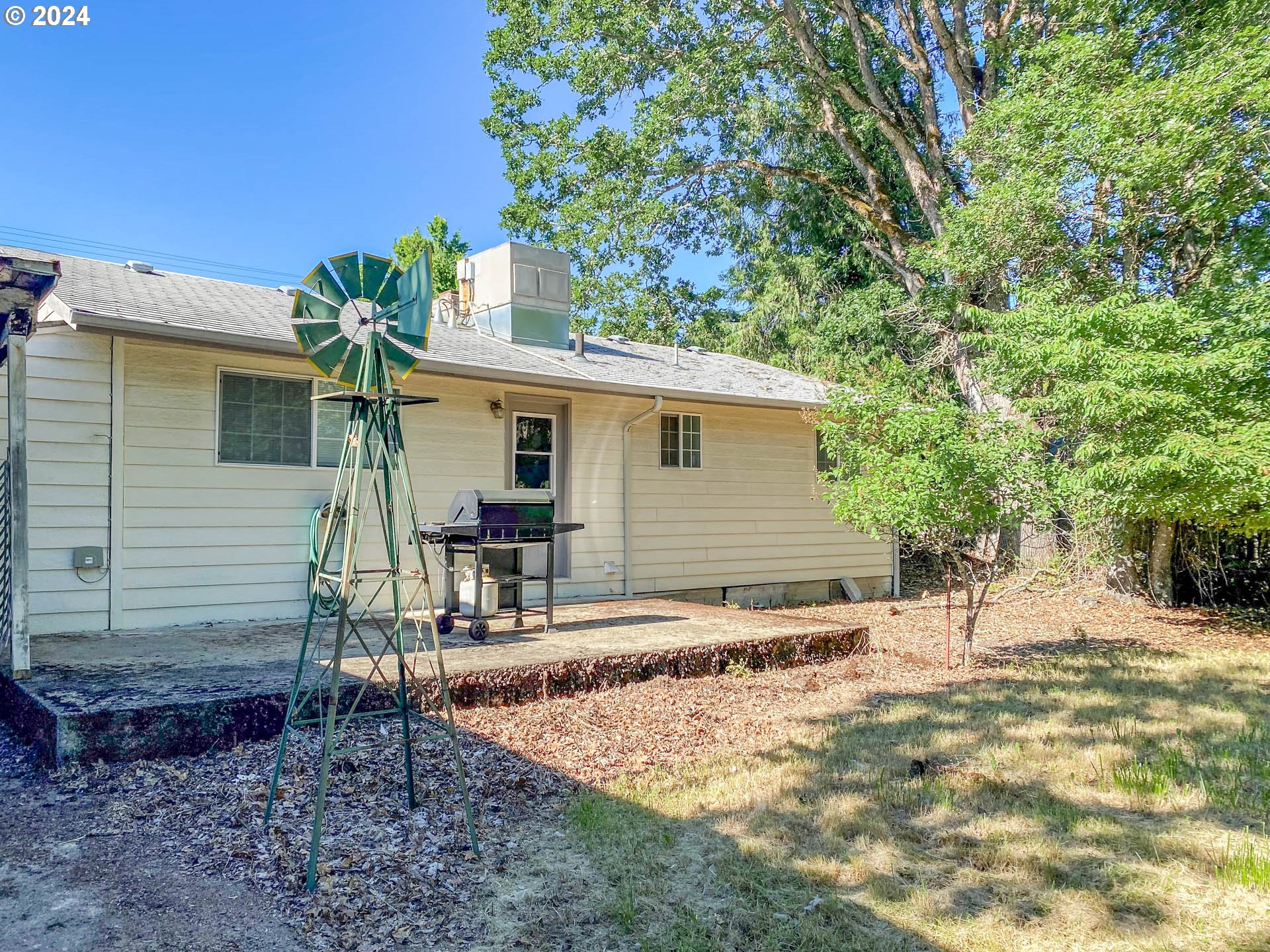 881 Northeast Newton Creek Road Roseburg, OR 97470 - Photo 9 of 11 a backyard of a house with table and chairs