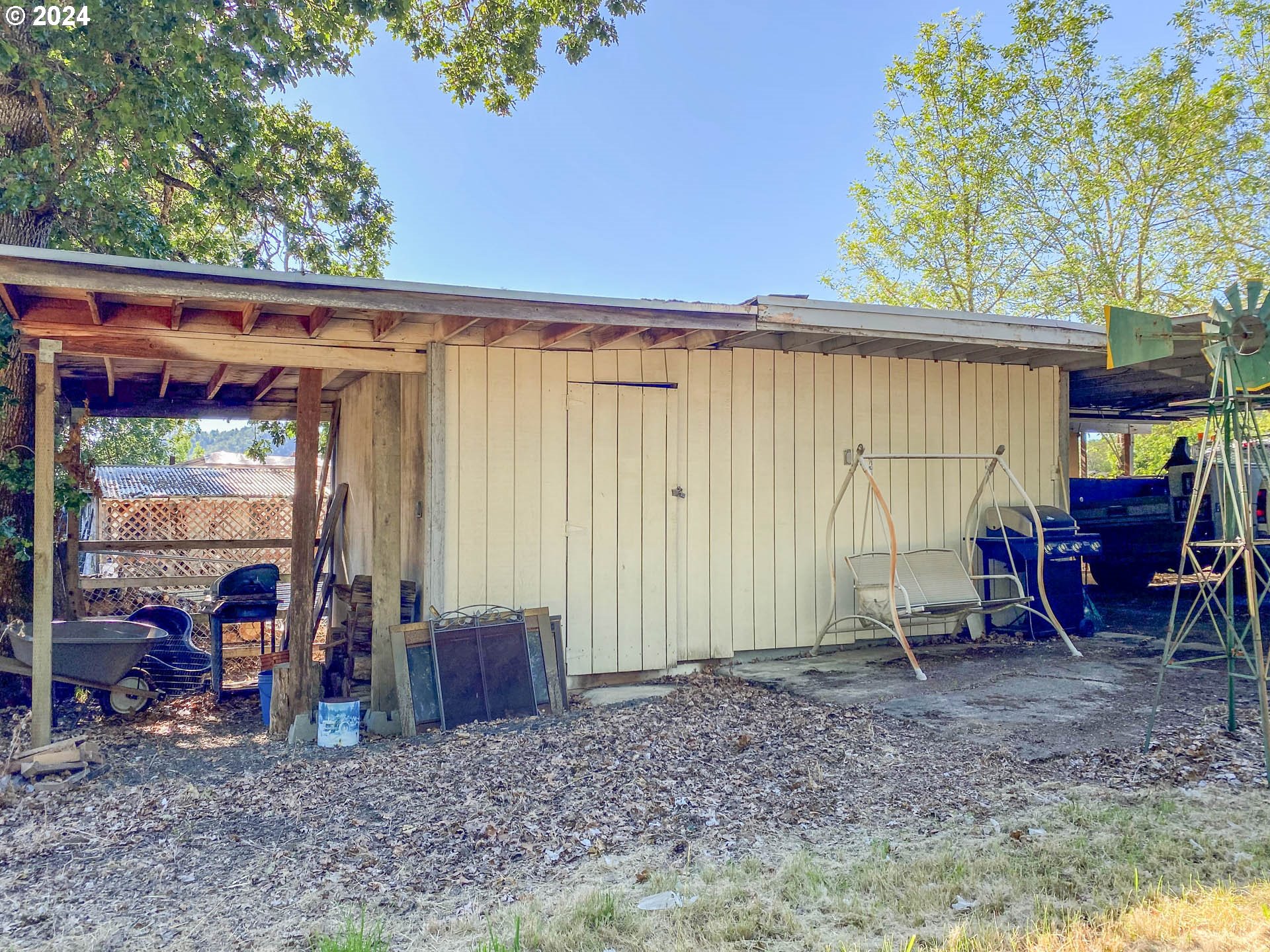 881 Northeast Newton Creek Road Roseburg, OR 97470 - Photo 10 of 11 a view of two chairs in the room